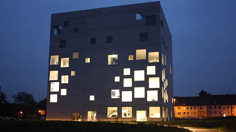 &lt;i>&lt;b>Школа менеджмента и дизайна Zollverein&lt;/b>&lt;/i>&lt;br>
&lt;i>&lt;b>Местоположение/год постройки: &lt;/b> &lt;/i> Эссен, Германия/2006&lt;br>
Руководители бюро SANAA Кадзуё Сэдзима и Рюэ Нисидзава стали четвертыми лауреатами из Японии, получившими Притцкеровскую премию после Кэндзо Тангэ, Фумихико Маки и Тадао Андо. Здание-куб школы Zollverein в немецком Эссене с несимметричными, разбросанными по всему объему окнами разной формы и размеров — характерный образец творчества японской пары