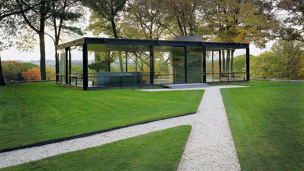 &lt;i>&lt;b>Стеклянный дом/Glass House&lt;/b> &lt;/i> &lt;br>
&lt;i>&lt;b>Местоположение/год постройки: &lt;/b> &lt;/i> Нью-Канаан, США/1949 &lt;br>
На создание Glass House Филип Джонсон был вдохновлен проектом стеклянного дома Farnsworth House архитектора-модерниста Людвига Миса ван дер Роэ. Мис ван дер Роэ был одним из самых ярких представителей «интернационального стиля» в архитектуре, приверженцы которого предпочитали строгие геометрические формы, а в качестве излюбленных строительных материалов использовали стекло и бетон. Джонсон познакомился с ван дер Роэ в 1929 году в Берлине, встреча переросла в плодотворное сотрудничество — в частности, в 1947 году американец курировал выставку немецкого архитектора в MoMA в Нью-Йорке. Glass House стоит на территории усадьбы Филипа Джонсона в Нью-Канаане. В этом доме он умер в январе 2005 года