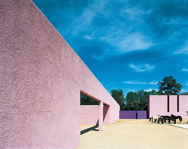 &lt;i>&lt;b>Резиденция Cuadra San Cristobal&lt;/b> &lt;/i> &lt;br>
&lt;i>&lt;b>Местоположение/год постройки: &lt;/b> &lt;/i> Мехико, Мексика/1968&lt;br>
В молодости Луис Барраган посещал лекции пионера модернизма французского архитектора Ле Корбюзье и в начале своего творческого пути был приверженцем европейского модернизма, впоследствии — минимализма. Через некоторое время установка Ле Корбюзье, что «дом — это машина для жилья», перестала удовлетворять его, и он сделал выбор в пользу «эмоциональной архитектуры», обязательно включая в состав своих проектов водоемы, фонтаны, яркие цвета. «Произведение архитектуры, не выражающее безмятежности,— ошибка»,— говорил Луис Барраган. Резиденция Cuadra San Cristobal с цветными стенами (розовыми, лазурными), окнами от пола до потолка, огромными свободными пространствами, фонтанами, конюшней (Барраган был без ума от лошадей) — эталон его авторского стиля