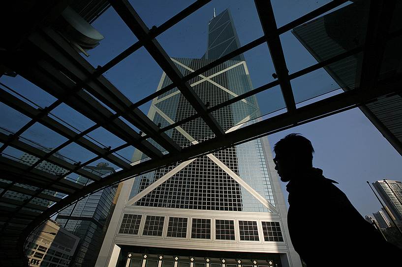 &lt;i>&lt;b>Небоскреб Банка Китая/Bank of China Tower &lt;/b>&lt;/i>&lt;br>
&lt;i>&lt;b>Местоположение/год постройки:&lt;/b>&lt;/i>Гонконг/1989&lt;br> 
Этот 70-этажный небоскреб занимает четвертое место среди самых высоких зданий в Гонконге: его высота со шпилем составляет 367 метров. Bank of China Tower -- первая башня за пределами США, превысившая отметку в 305 метров. Bank of China Tower, как и штаб-квартира банка OCBC в Сингапуре, была отдельно отмечена жюри Притцкеровской премии