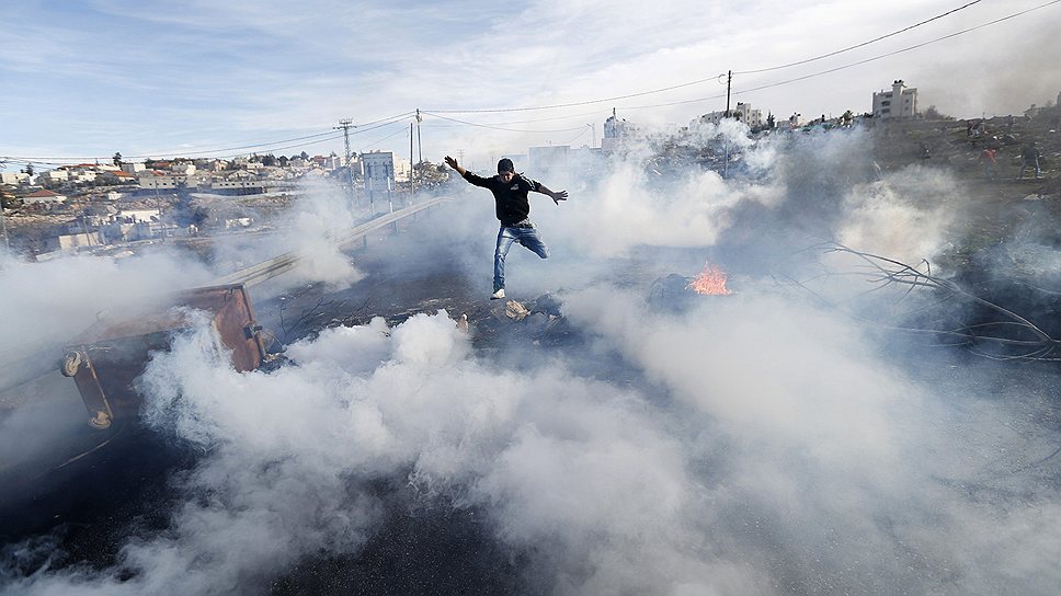 Израильские солдаты применили слезоточивый газ во время акции протеста палестинцев в лагере беженцев в Рамалле на Западном берегу Иордана