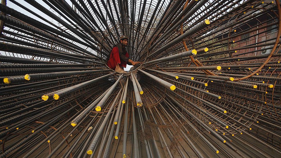 Пакистанский рабочий на строительстве эстакады в Лахоре