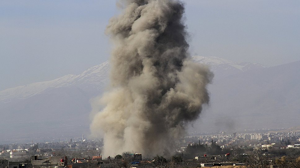 Столб дыма после взрыва в городе Дарая в Сирии