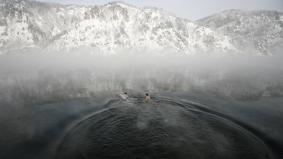 Красноярские «моржи» купаются в водах Енисея в тридцатиградусный мороз