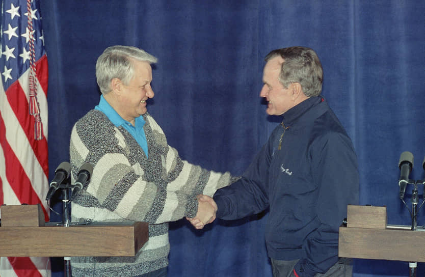 1992 год. Президент России Борис Ельцин (слева) и президент США Джордж Буш-старший подписали Кэмп-Дэвидскую декларацию, которая считается формальным завершением  холодной войны