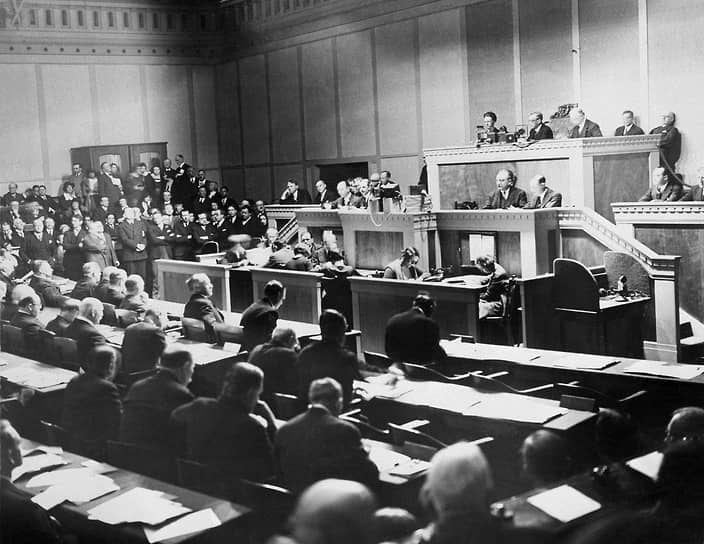 1932 год. В Женеве стартовала Конференция по сокращению и ограничению вооружений с участием представителей 63 стран. Летом того же года переговоры зашли в тупик