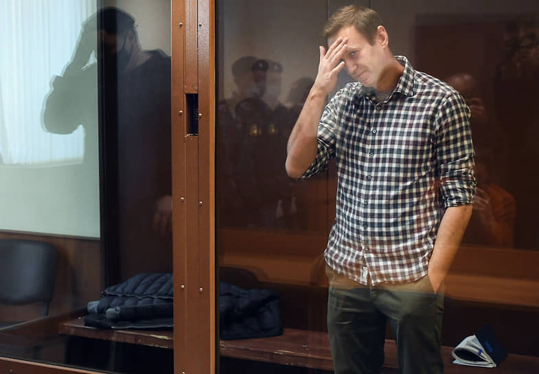 2020 год. В Москве Симоновский суд отменил условный срок оппозиционеру Алексею Навальному по «делу Ив Роше» и назначил ему наказание в виде 3,5 года колонии общего режима. За время заседания полиция задержала возле суда 370 человек

