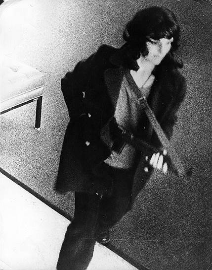 1974 год. 19-летняя Патрисия Херст, внучка американского миллиардера и газетного магната Уильяма Рэндольфа Херста, была захвачена в университетском городке Беркли (Калифорния) американской леворадикальной террористической группировкой «Симбионистская армия освобождения». Провела 57 дней в шкафу размером 2 м на 63 см, перенесла физическое, психологическое и сексуальное насилие