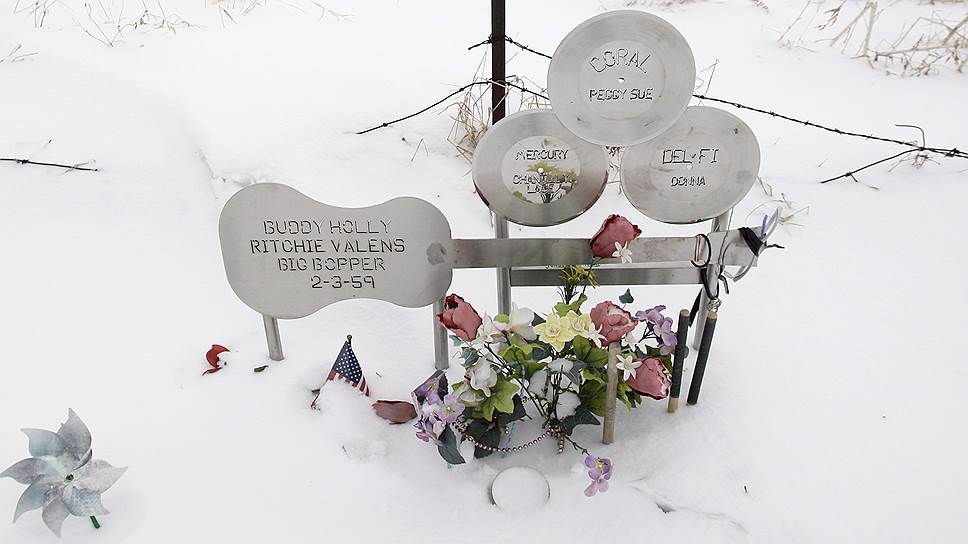 1959 год. В авиакатастрофе в штате Айова погибли восходящие звезды рок-н-ролла Ричи Валенс, Биг Боппер и Бадди Холли. Это событие вошло в историю как «День, когда умерла музыка»