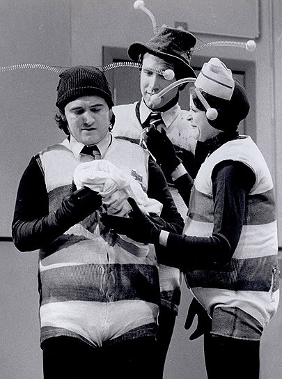 5 марта 1982 года актер Джон Белуши (слева) был найден мертвым в отеле Chateau Marmont. Причиной смерти стал сердечный приступ, вызванный передозировкой спидболом (смесь кокаина с героином)