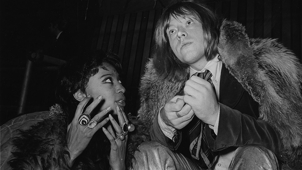 
3 июля 1969 года гитарист и бэк-вокалист британской рок-группы The Rolling Stones Брайан Джонс был обнаружен на дне бассейна в своем поместье в Хартфилде. По заключению врачей причиной смерти стала «смерть по неосторожности», а сердце и печень погибшего были деформированы в результате злоупотребления алкоголем и наркотиками
