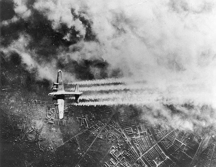 1945 год. Около 1000 «летающих крепостей» B-17 под прикрытием шести сотен истребителей P-51 сбросили над столицей нацистской Германии почти 2500 тонн бомб
