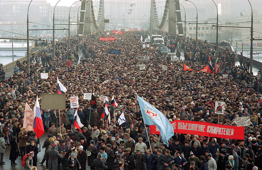 1990 год. В Москве прошла 300-тысячная демонстрация в поддержку демократических реформ и отмену 6-й статьи Конституции СССР, закреплявшей политическую монополию КПСС
