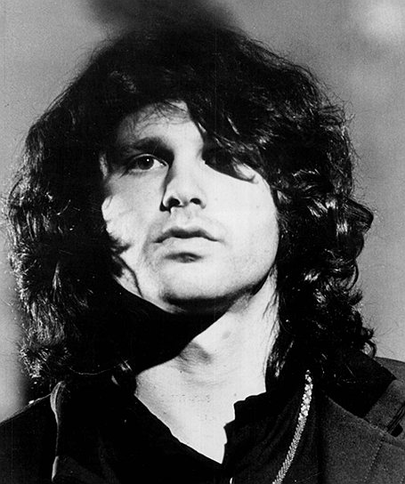 «Я пью для того, чтобы писать стихи»
&lt;br>3 июля 1971 года лидер и вокалист группы The Doors Джим Моррисон умер в Париже, но причина его смерти до сих неизвестна. Существует множество версий, среди которых: героиновая передозировка в мужском туалете парижского клуба Rock-n-Roll Circus или в соседнем кабаре Alcazar (версия Джерри Хопкинса и Дэнни Шугермана), самоубийство, инсценировка самоубийства службами ФБР, которые тогда вели активную борьбу с участниками движения хиппи и прочее
