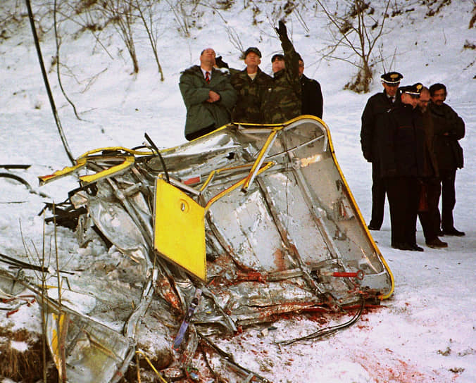 1998 год. На итальянском лыжном курорте Кавалезе бомбардировщик ВВС США, пролетая над горнолыжной трассой, задел трос канатной дороги. В результате обрушения подвесной кабины с высоты 200 метров все 20 человек, находившиеся в ней, погибли