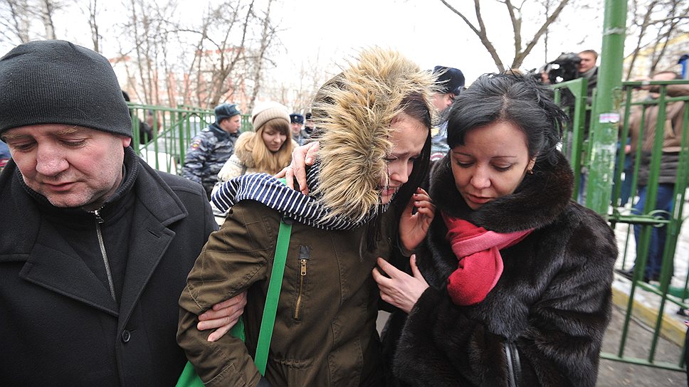 Сдаться подростка, захватившего в заложники учеников московской школы, уговорил его отец