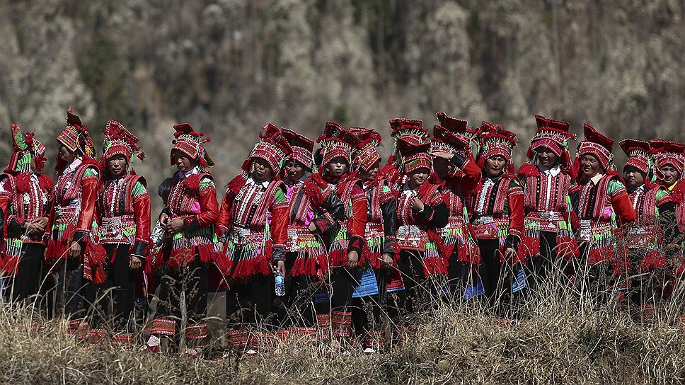Женщины народа И перед обрядом поклонения дракону в округе Сипинь, провинция Юньнань