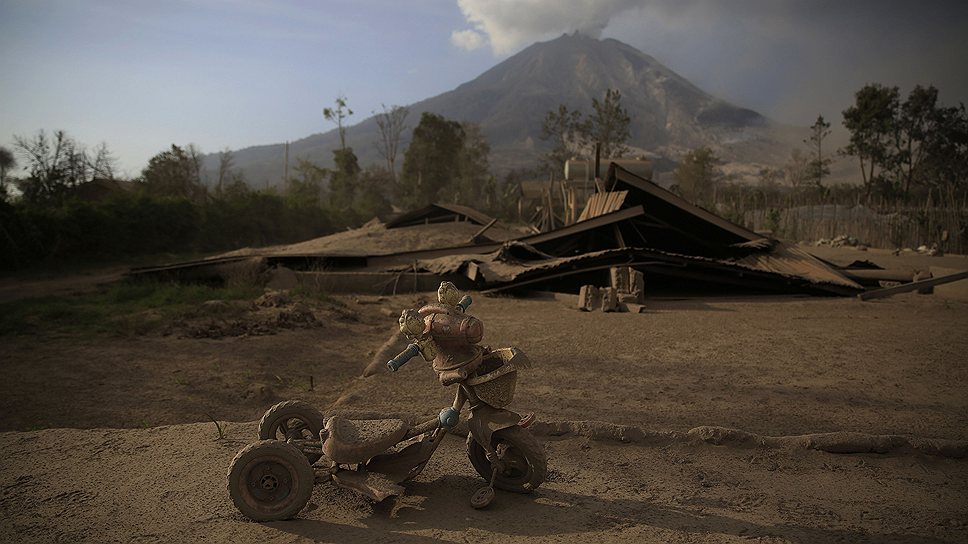Извержение вулкана Синабунг на Суматре