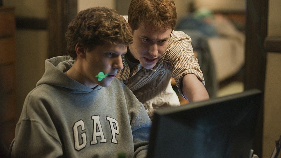 В 2010 году об истории создания Facebook был снят фильм «Социальная сеть». Главные роли в нем исполнили Джесси Айзенберг (на фото слева) и Джастин Тимберлейк