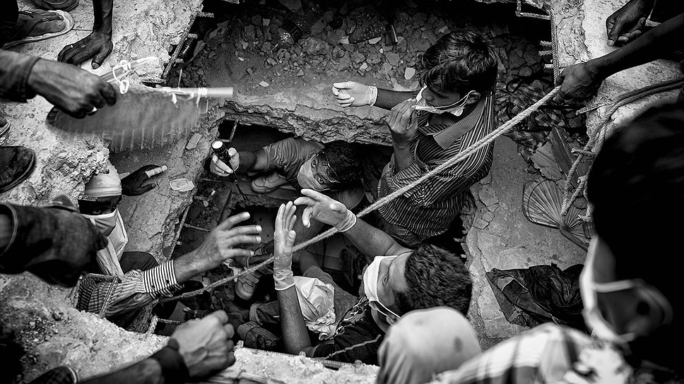 &quot;Цена рабства&quot;. На снимке изображены последствия обвала восьмиэтажного торгово-промышленного здания в Саваре, Бангладеш. Автор К. М. Асад