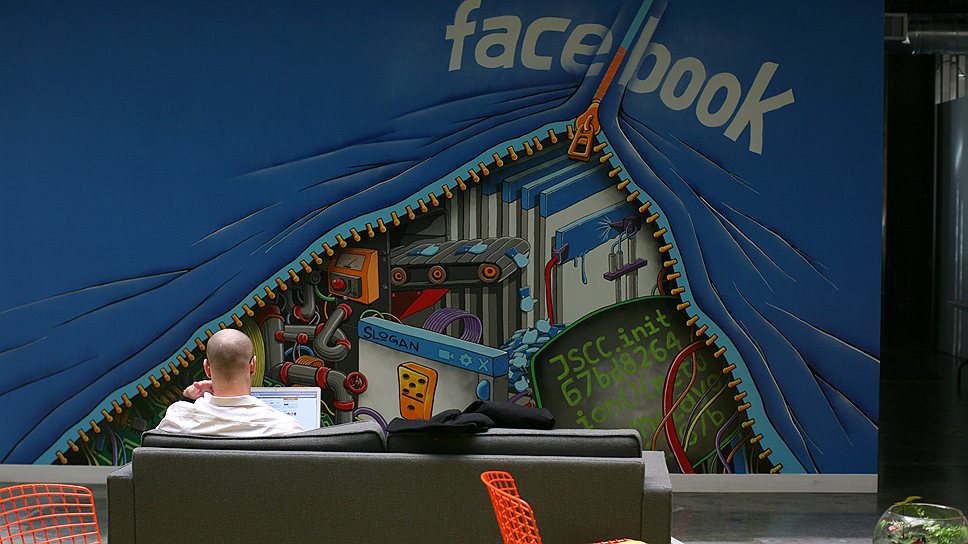 В 2005 году из названия социальной сети исчезло «The», после того как компания купила домен Facebook.com за $200 тыс. 