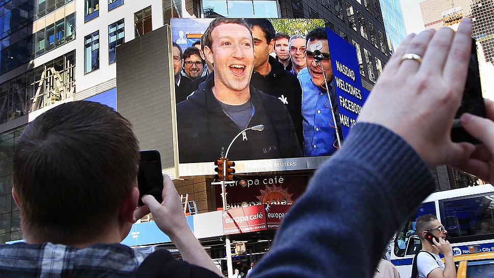 В 2006 году социальную сеть чуть не продали компании Yahoo! за $1 млрд,  но Марк сумел переубедить совет директоров Facebook, заявив, что социальная сеть справится с ростом сама
