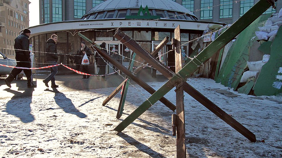 Противотанковые «ежи» возле выхода из станции метро Крещатик в Киеве