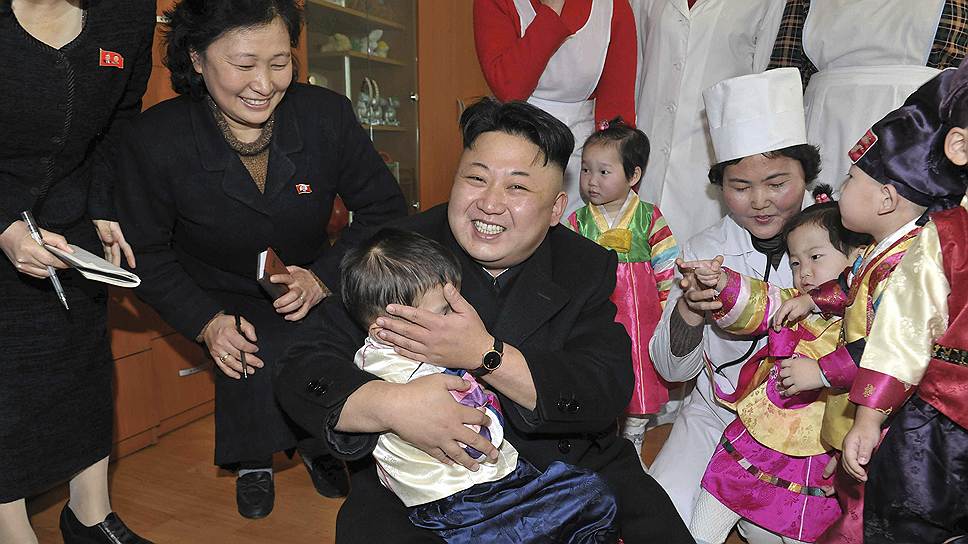 Лидер КНДР Кин Чон Ын во время посещения детского приюта в Пхеньяне