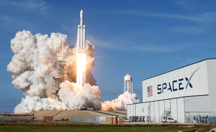 2018 год. С космодрома Канаверал (США) произведен первый запуск сверхтяжелой ракеты-носителя Falcon Heavy компании SpaceX. Она вывела в космос электромобиль Tesla с одетым в скафандр манекеном
