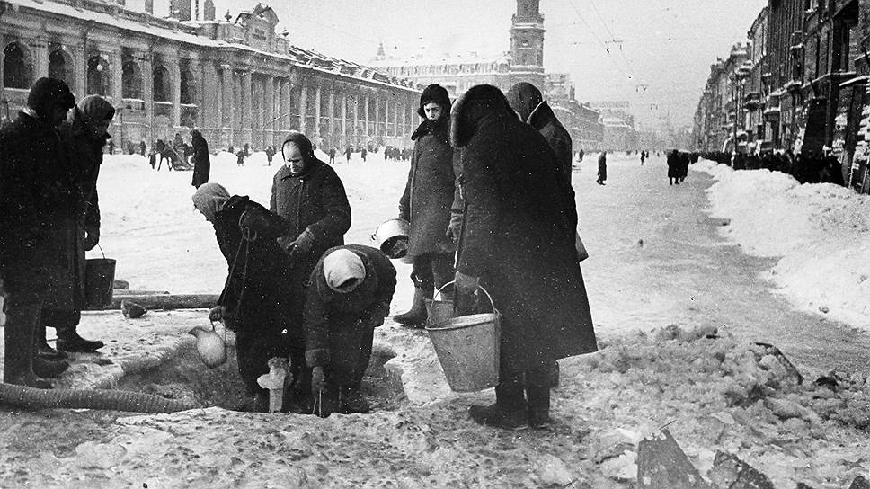 1943 год. Начала работу железнодорожная линия Дорога победы, напрямую связавшая блокадный Ленинград с остальной страной