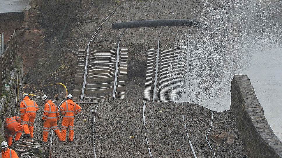 Железнодорожные пути на юго-западе Англии, поврежденные штормом