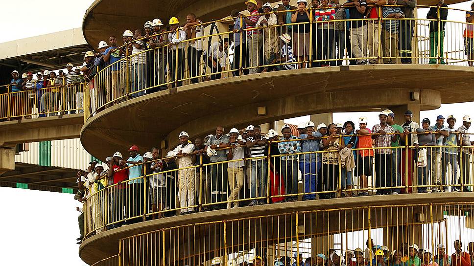 Южноафриканские шахтеры во время церемонии прощания с коллегами, погибшими при обвале на шахте Harmony Gold недалеко от Йоханнесбурга
