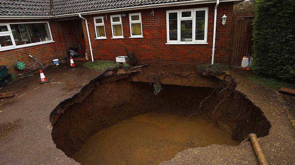 Заливка 300 тонн бетона в яму глубиной 9 метров, образовавшуюся при провале грунта возле дома в Уолтерс-Эше на юге Англии