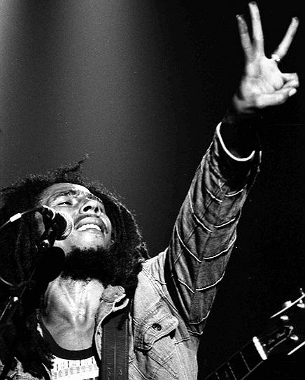 «Я верю, что можно излечить расизм, зло и ненависть музыкой»
&lt;br>На Ямайке Боб Марли стал культовой фигурой, его политические и религиозные выступления публика воспринимала как откровения. Его считали голосом своей страны