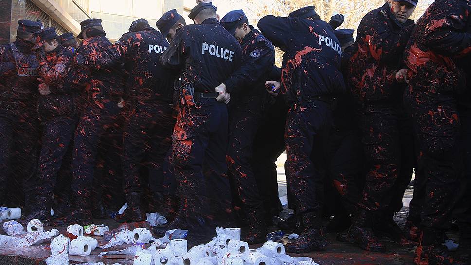 Столкновения полицейских со студентами Университета Приштины, протестующими против мошенничества в государственном вузе