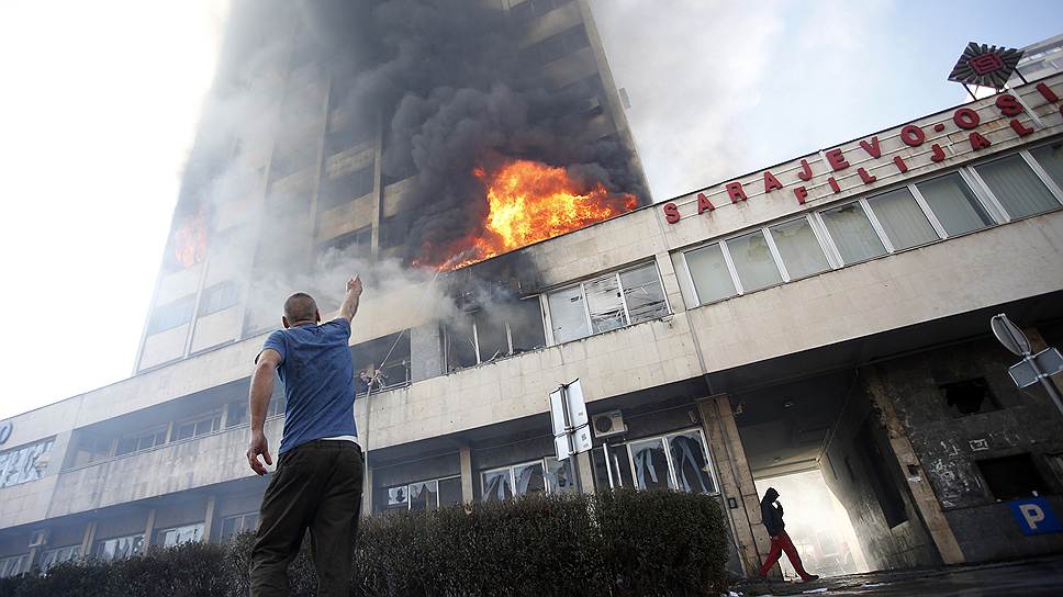 Пожар в административном здании, которое подожгли протестующие в Боснии и Герцеговине