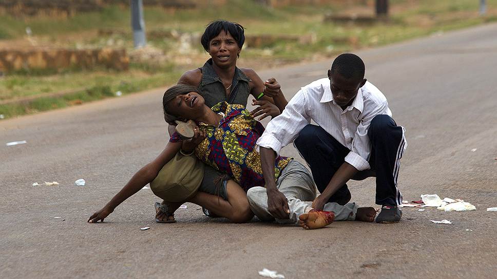 Женщина, пострадавшая при разрыве газовой гранаты, примененной солдатами Африканского союза для разгона толпы в Банги, столице ЦАР