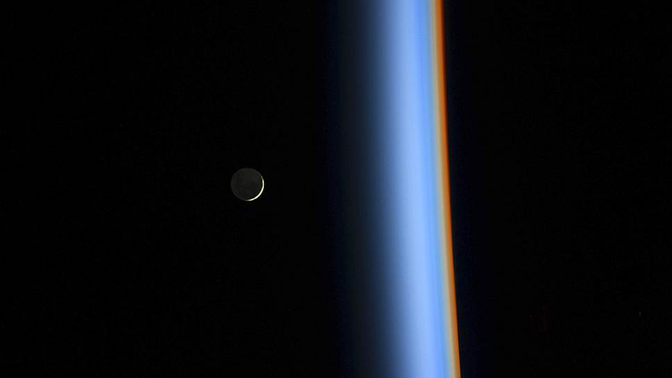 Лунный серп над краем земной атмосферы. Снимок японского астронавта Коити Ваката с борта Международной космической станции
