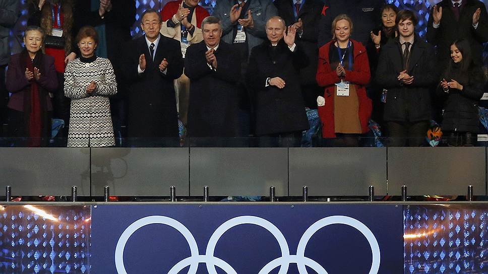 Рядом с Владимиром Путиным в ложе сидит Ирина Скворцова, российская бобслеистка, в ноябре 2009 года едва не погибшая после аварии на трассе в немецком Кёнигсзее, а также генсек ООН Пан Ги Мун (третий слева) и президент Олимпийского комитета Томас Бах (четвертый слева)