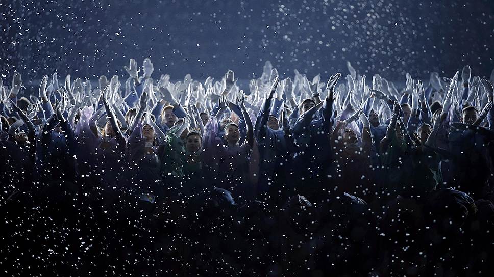 На сцене был показан балетный номер «Голуби мира»