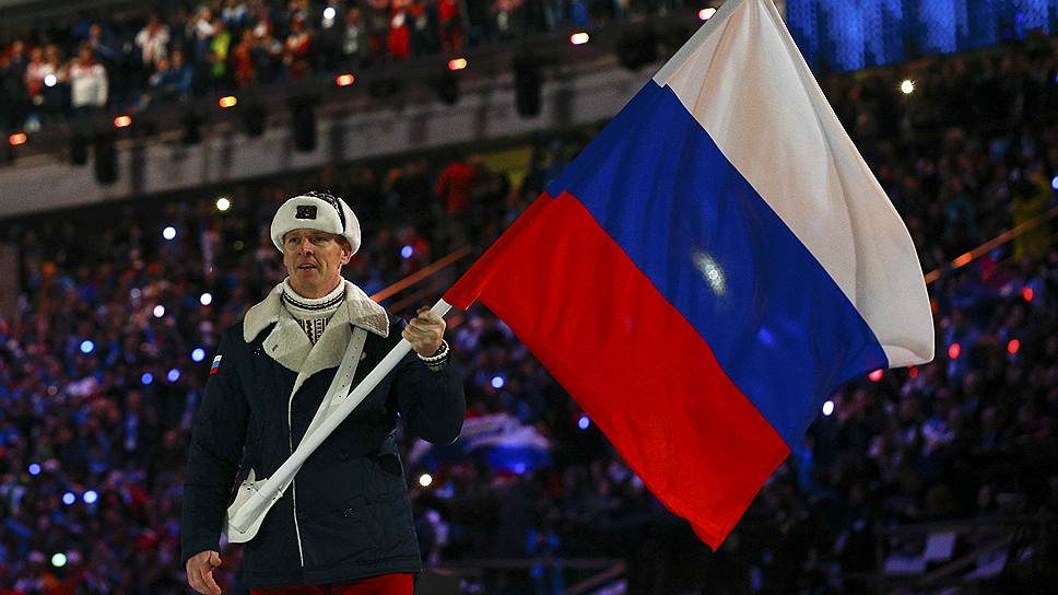 Российский флаг несет двукратный призер ОИ бобслеист Александр Зубков 