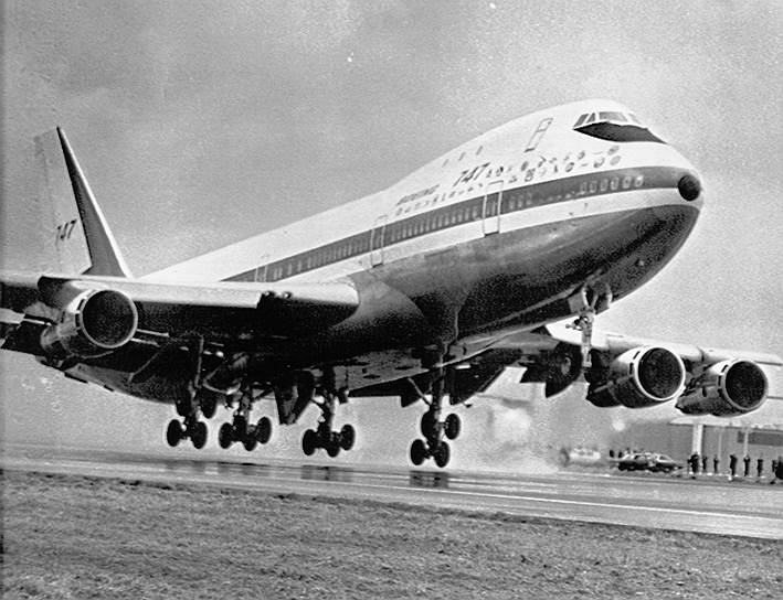 1969 год. Первый полет Boeing 747 — первого в мире дальнемагистрального двухпалубного широкофюзеляжного пассажирского самолета