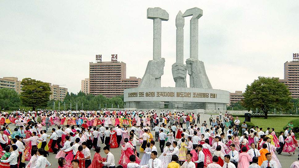 Памятник в честь основания Корейской рабочей партии