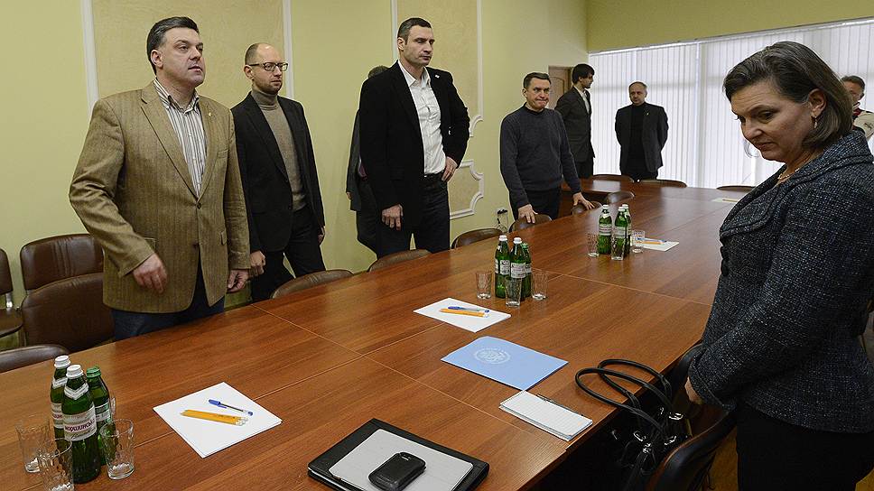 Помощник госсекретаря США Виктория Нуланд (справа) и лидеры украинской оппозиции Виталий Кличко (третий слева), Арсений Яценюк (второй слева) и Олег Тягнибок 