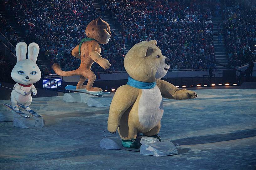 На сцене огромные талисманы Олимпиады в Сочи – Мишка, Зайка и Леопард