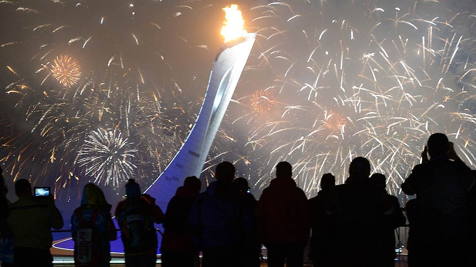 Фейерверк над чашей олимпийского огня во время церемонии открытия Зимних Олимпийских игр в Сочи
