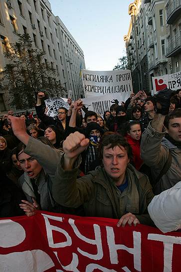 12 октября 2010 года была организована Всеукраинская акция протеста против коммерциализации образования, охватившая 14 городов. Несмотря на угрозы со стороны администраций университетов, в общей сложности в протестах приняли участие  около 20 тыс. студентов. В итоге постановление полностью отменено не было, однако были пересмотрены некоторые его пункты 