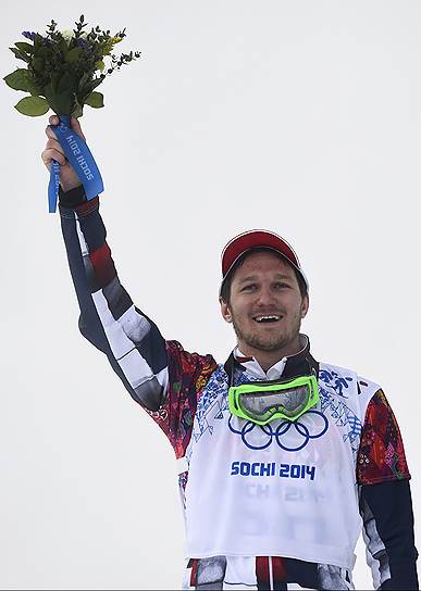 Николай Олюнин выиграл серебро в сноуборд-кроссе, добыв России первую в ее истории медаль в мужском сноуборде