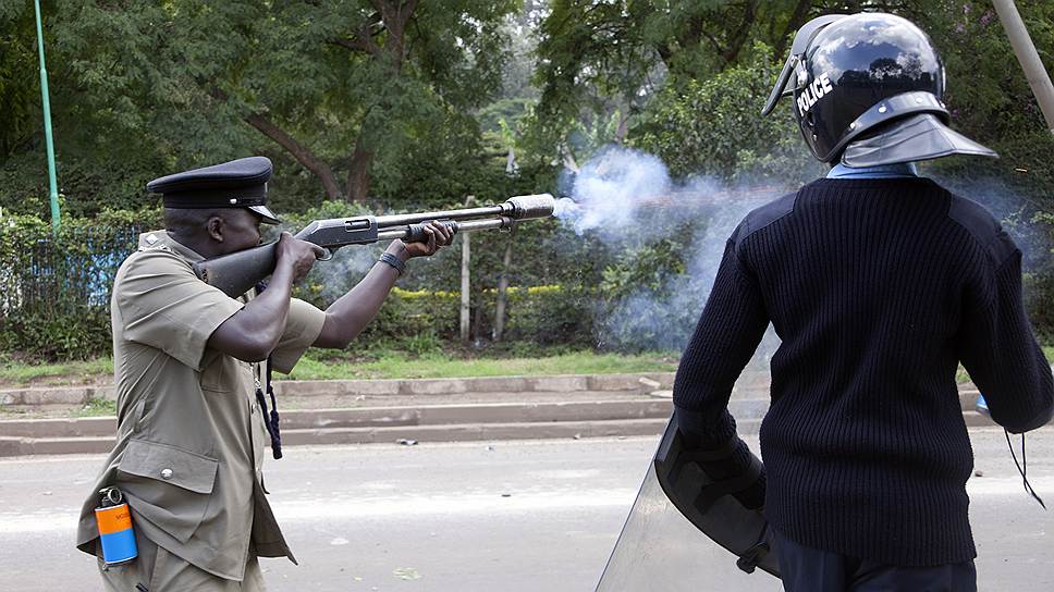 В декабре 2013 года студенческие протесты в Кении были жестоко подавлены полицией. Демонстранты протестовали из-за смерти студента, задержанного полицией по обвинению в недобросовестной сдаче экзаменов