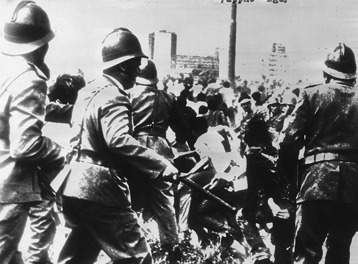 В 1968 году всю Европу захлестнули протесты, вызванные войной во Вьетнаме, гонкой вооружений, экономическим кризисом и растущим социальным неравенством. Основную массу протестующих составляли молодые люди левых взглядов, которые вступали в конфликт с полицией. Протест в столице Югославии Белграде возник еще и благодаря растущей напряженности внутри страны.  В ночь на 2 июня 1968 года при попытке разгона демонстрантов в студенческом городке полиция применила огнестрельное оружие, что привело к большому количеству раненых. Центром протеста стал философский факультет. 3 июня студенты объявили недельный протест и бойкот занятий и экзаменов, а также блокаду университета. Спустя несколько дней похожие акции протеста прошли в Любляне, Загребе и Сараево. Демонстрации закончились 9 июня, когда президент Югославии Иосип Броз Тито публично согласился на требования студентов, основным из которых была свобода протестов. Тем не менее впоследствии многие организаторы митингов были осуждены